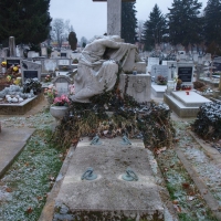 A Komócsy-család sírboltja a pécsi köztemetőben. (Fotó: Damásdi Z.)